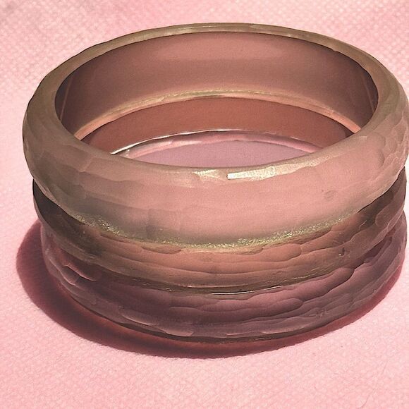 Set of 3 iridescent beige rose silver metallic lucite bangles - Picture 3 of 7